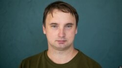 Cuatro hombres vestidos de civil detuvieron al periodista Andrey Kuznechyk frente a su apartamento de Minsk el 25 de noviembre de 2021.