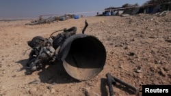 Los restos del propulsor de un cohete que, según las autoridades israelíes, hirió gravemente a una niña de 7 años, después de que Irán lanzara drones y misiles hacia Israel, cerca de Arad, Israel, el 14 de abril de 2024.