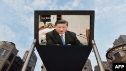시진핑 중국 국가주석이 20일 평양에서 김정은 북한 국무위원장과 정상회담 중 발언하는 모습이 베이징 거리 전광판에 보도되고 있다. 