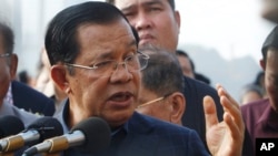 លោកនាយករដ្ឋមន្ត្រី​ ហ៊ុន សែន ថ្លែងទៅកាន់អ្នកធ្វើដំណើរតាមនាវាកម្សាន្ត Westerdam បន្ទាប់ពីពួកគេបានឡើងដីគោកនៅកំពង់ផែប្រចាំខេត្តព្រះសីហនុ កាលពីថ្ងៃទី១៤ ខែកុម្ភៈ ឆ្នាំ២០២០។ (ស៊ុន ណារិន/VOA)