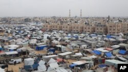 Un campamento de carpas aloja a palestinos desplazados por la ofensiva israelí en Rafah, Franja de Gaza, el martes 27 de febrero de 2024.