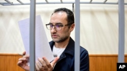 Американски државјанин роден во Русија, веќе затворен во Русија поради поткуп, стои зад решетки во судница во Москва, Русија, 20 февруари 2020 година