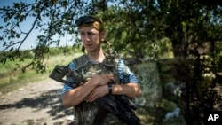 Tentara Ukraina berjaga-jaga di garis depan dekat Avdiivka, Donetsk di Ukraina timur (19/7). (AP/Evgeniy Maloletka)