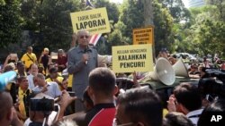 Koalisi oposisi kandidat Perdana Menteri Malaysia, Mahathir Mohamad, berpidato di hadapan pendukungnya di dekat Gedung Parlemen di Kuala Lumpur, Malaysia, 28 Maret 2018. 