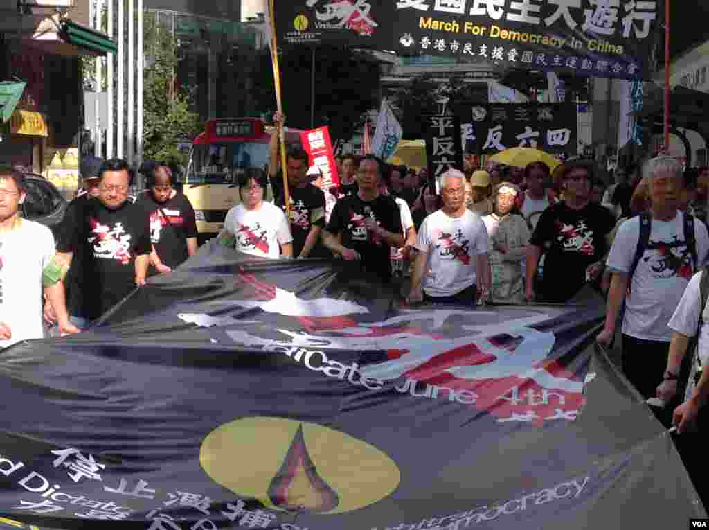 香港支联会举行年度爱国民主大游行(美国之音海彦拍摄)