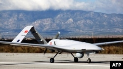 Dronên ji curê Bayraktar TB2 li bingeha esmanî ya Gecitkale li Qibris beşa Tirkî.