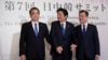资料照：左起中国总理李克强、日本首相安倍晋三和韩国总统文在寅在成都出席中日韩领导人峰会。（2019年12月24日）