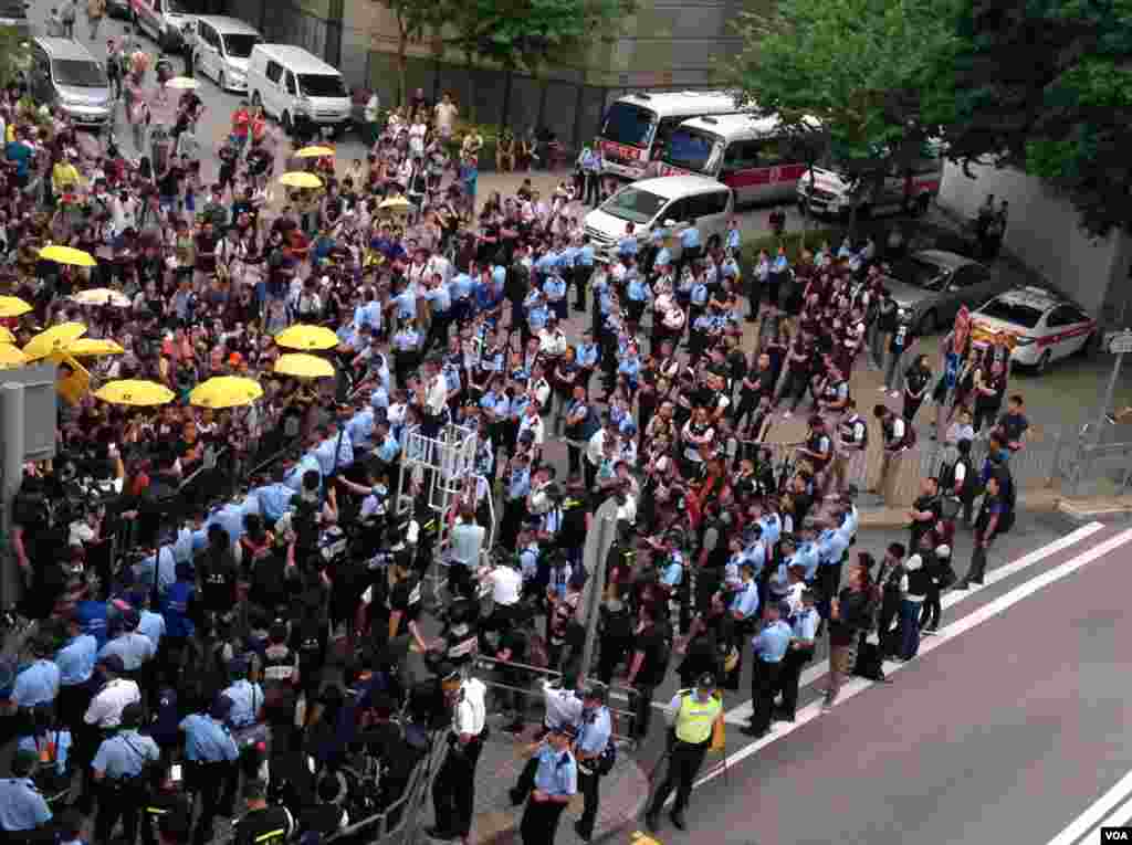 港人重返政总纪念雨伞运动一周年（美国之音海彦拍摄）
