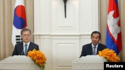 លោក Moon Jae-in (ឆ្វេង) ប្រធានាធិបតីកូរ៉េខាងត្បូង និង​លោកនាយករដ្ឋមន្ត្រី​ ហ៊ុន សែន ចូលរួម​ថ្លែង​ក្នុង​សន្និសីទ​សារព័ត៌មានមួយ បន្ទាប់ពីបានចុះហត្ថលេខាលើកិច្ចព្រមព្រៀងមួយចំនួន នៅវិមានសន្តិភាព រាជធានីភ្នំពេញ ថ្ងៃទី១៥ ខែមីនា ឆ្នាំ២០១៩។ 