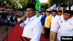 Kandidat presiden Prabowo Subianto berbicara dengan para pendukungnya di depan kepala-kepala partai koalisinya dalam penandatanganan koalisi permanen di Jakarta (14/7). (Reuters/Beawiharta)