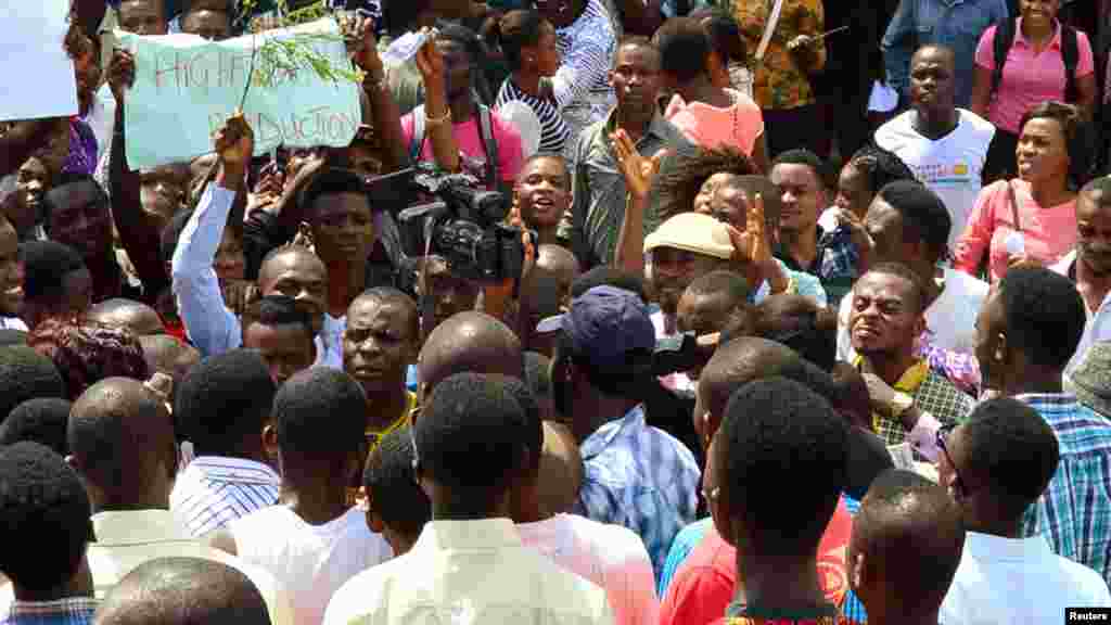 Wani Dandazon Daliban Jami’ar Calabar Suna Zanga Zanga Saboda An Kara Masu Kudin Makaranta 12, ga Oktoba 2015.
