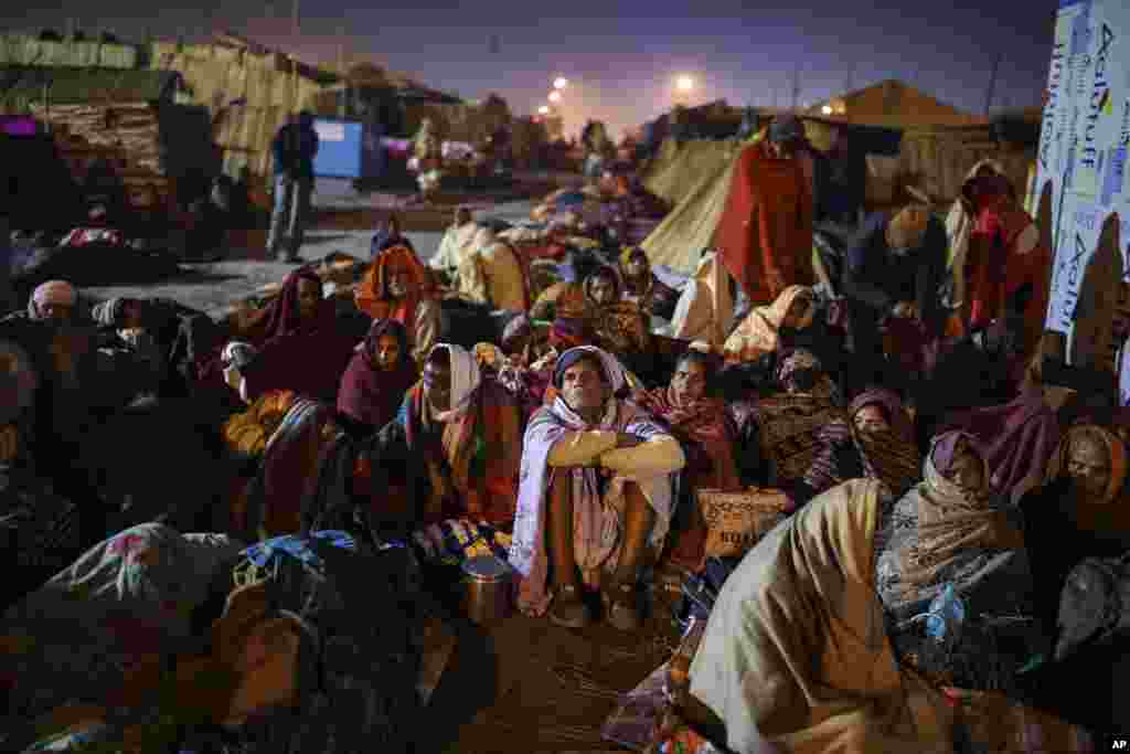 ہندو عقیدت مند دریائے گنگا کے کنارے 'مکر سنکرانتی' نامی ایک قدیم تہوار مناتے ہیں۔ یہ تہوار نیپال، بھارت اور بنگلہ دیش میں موسم سرما کے اختتام پر ثقافتی انداز میں منایا جاتا ہے۔ یہ ایک موسمی تہوار ہے، جس کا تعلق موسم بہار کے آغاز سے ہے۔ 
