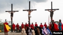 El católico filipino Rubén Enaje es clavado en la cruz durante su recreación de la crucifixión de Jesucristo el Viernes Santo, en San Fernando, Pampanga, Filipinas, el 29 de marzo de 2024.