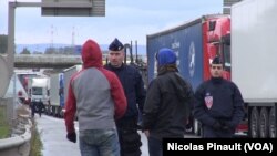 Dans la "jungle" de Calais, France (Nicolas Pinault/VOA)