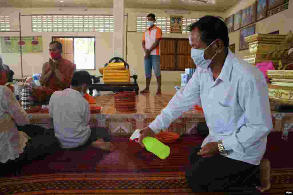 អាចារ្យ​វត្ត​កំពុង​បាញ់​អាល់​កុល​សម្លាប់​មេរោគ នៅ​វត្ត​និរោធ​រង្សី រាជធានី​ភ្នំពេញ ក្នុង​អំឡុង​​ពេល​​ប្រារព្ធ​ពិធី​បុណ្យ​ចូល​ឆ្នាំ​ខ្មែរ​ថ្ងៃទី​២ នៅ​ថ្ងៃ​ទី​១៤ ខែមេសា ឆ្នាំ​២០២០។ (កាន់ វិច្ឆិកា/VOA)