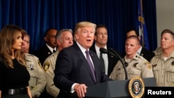 Presiden Amerika Serikat Donald Trump didampingi oleh ibu negara, Melania Trump, memberikan sambutan di kantor Departemen Kepolisian Metropolitan Las Vegas, Nevada, A.S., 4 Oktober 2017.