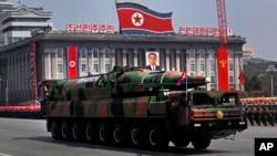 북한이 지난 2012년 4월 태양절 기념 열병식에서 공개한 이동형 대륙간탄도미사일. (자료사진)