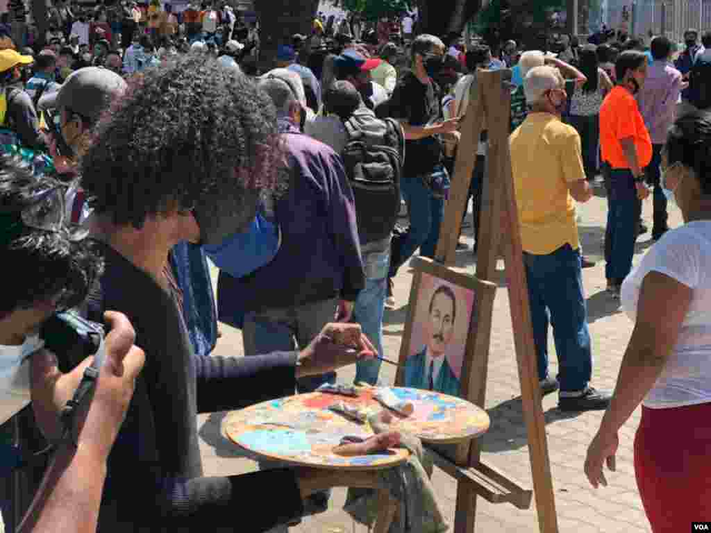 Esta ciudadana decidió traer lienzo, pincel y colores para hacer la imagen del Dr. José Gregorio Hernández frente a la Iglesia Nuestra Señora de la Candelaria, en Caracas.
