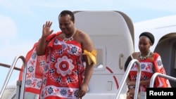 King of Swaziland Mswati III (Front) and one of his 13 wives disembark from a plane after arriving at Katunayake International airport in Colombo, Sri Lanka, August 13, 2012. (Reuters)