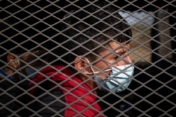 Los menores no acompañados que buscan asilo son transportados en un vehículo de la Patrulla Fronteriza de Estados Unidos después de cruzar el río Grande, desde México. Peñitas, Texas, el 9 de marzo de 2021.