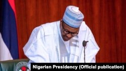 Shugaba Buhari a yayi da yake rattaba hannu kan kudirin yaki da almundahana a ranar 5 ga watan Yulin 2018.