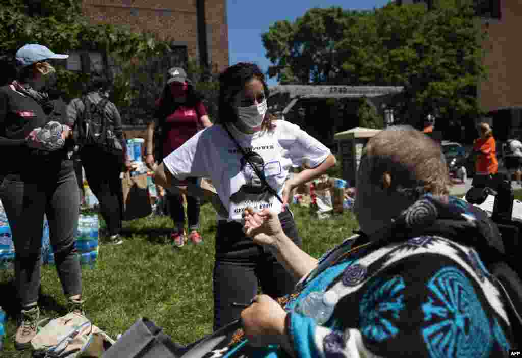 La gente organiza donaciones en la Iglesia Luterana Holy Trinity el 30 de mayo de 2020 en Minneapolis, Minnesota. Muchos negocios en la ciudad han sido saqueados y destruidos en las consecuencias después de la muerte de George Floyd.