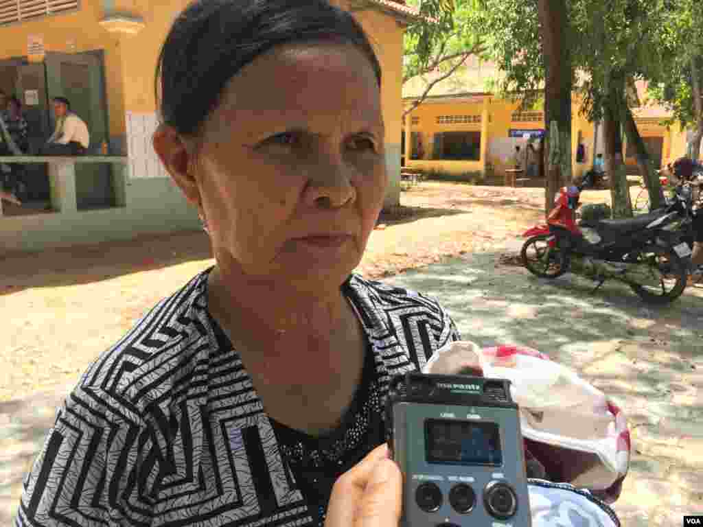 លោកស្រីលឹមសុផាន អាយុ៦១ឆ្នាំ ជាអ្នកភូមិក្នុងស្រុកសូត្រនិគម ឃុំដំដែក ប្រាប់VOAថា លោកស្រីបោះឆ្នោតដើម្បីផ្លាស់ប្តូរមេឃុំ ហើយលោកស្រីសង្ឃឹមថា មេឃុំថ្មីនឹងជួយដោះស្រាយបញ្ហាទំនាស់ដីធ្លីរបស់ប្រជាពលរដ្ឋនៅក្នុងឃុំដំដែកក្នុងស្រុកសូត្រនិគមរបស់លោកស្រី។ (ផន បុប្ផា/VOA)