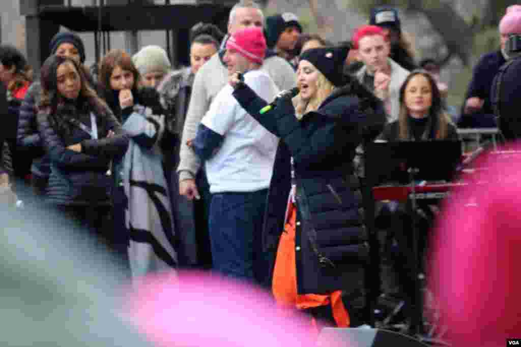 Madonna berorasi dalam protes Women's March di Washington, D.C. (21/1). (VOA/B. Allen)