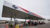 Conos de seguridad bloquean el acceso a una estación de gasolina de Kroger, cerrada el miércoles 12 de mayo de 2021 en Jackson, Mississippi.