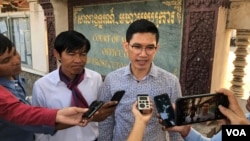 លោក ​អ៊ួន ឈិន (ឆ្វេង) និង​លោក ​យាង សុធារិន អតីត​អ្នកយក​ព័ត៌មាន​របស់​វិទ្យុអាស៊ីសេរី​ និយាយ​ជាមួយ​អ្នកកាសែត​នៅក្រៅ​សាលាឧទ្ធរណ៍​ក្នុង​ទីក្រុង​ភ្នំពេញ កាលពីថ្ងៃទី​២៣ ខែ​ធ្នួ​ ឆ្នាំ​២០១៩។ (ទុំ ម្លិះ​/VOA)