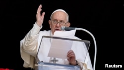 El Papa Francisco dirige la oración del Regina Caeli desde su ventana en el Vaticano, el 16 de abril de 2023.