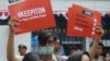 Seorang aktivis dalam unjuk rasa di depan Kementerian Komunikasi dan Informasi di Jakarta, menuntut pemerintah membuka akses internet di Papua dan Papua Barat, 23 Agustus 2019. (Foto: AFP)