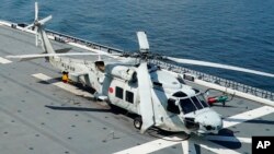 ARCHIVO - Un helicóptero antisubmarinos SH-60K en la plataforma de despegue de un buque de la Fuerza Marítima de Autodefensa de Japón, el 26 de junio de 2019, frente a la costa de Brunei. 