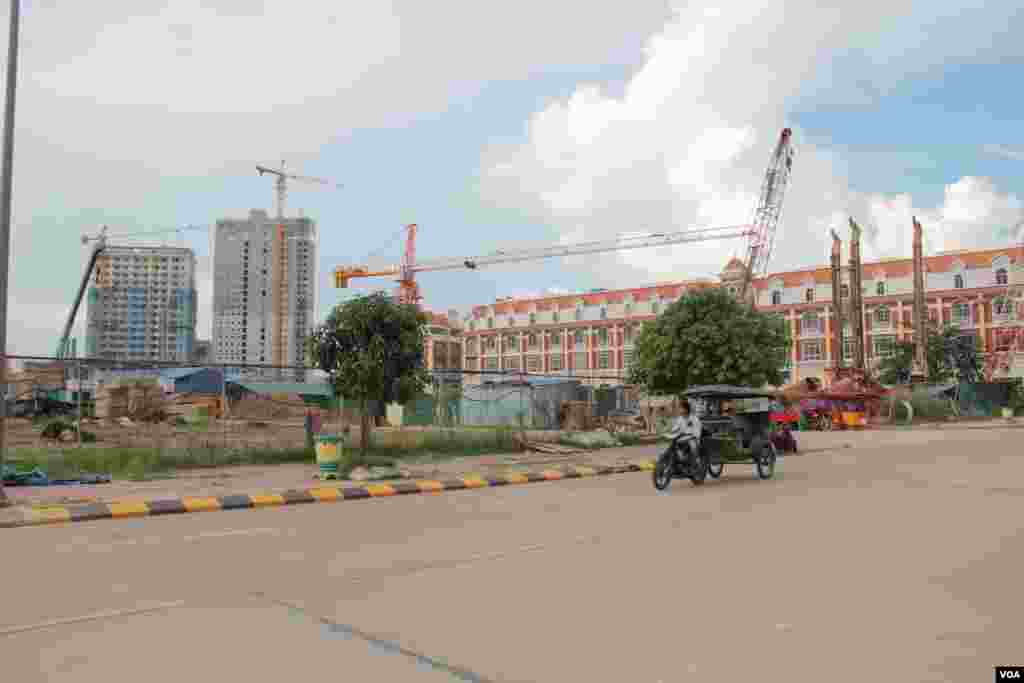 អគារខ្ពស់ៗកំពុងត្រូវបានសាងសង់ឡើងនៅក្នុងទីក្រុងភ្នំពេញ នៅថ្ងៃទី២៩ ខែកញ្ញា ឆ្នាំ២០១៤។ (នូវ ពៅលក្ខិណាVOA)