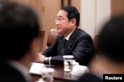 6일 한국 용산 대통령실에서 방한한 기시다 후미오 일본 총리가 윤석열 한국 대통령과 정상회담을 갖고 있다.