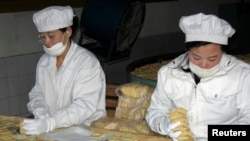 북한 신의주 시 식품 공장에서 유엔 산하 세계식량계획 WFP 지원으로 취약계층에 지급될 영양 비스킷이 생산되고 있다. (자료사진)