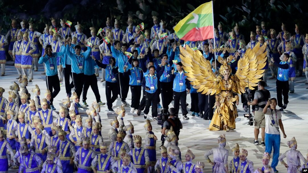 Indonesia Asian Games ဖွင့်ပွဲ အခမ်းအနားတွင် မြန်မာအားကစားအဖွဲ့ Gelora Bung Kamo အားကစားရုံအတွင်းသို့ ချီတက်လာစဉ်