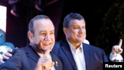 Imagen de archivo. Alejandro Giammattei, entonces candidato presidencial del partido "Vamos", posa con su compañero de fórmula, Guillermo Castillo, mientras celebran el triunfo en los comicios, en la sede de su campaña en Ciudad de Guatemala. 11 de agosto