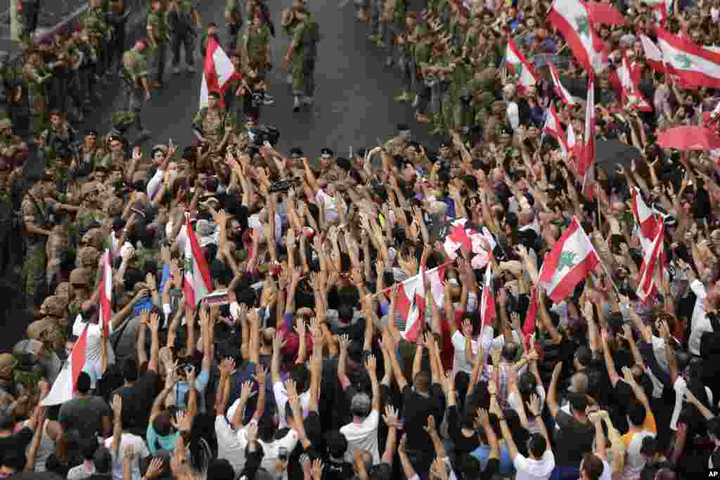دارالحکومت بیروت کے مرکز میں مظاہرین نے جمع ہونے کی کوشش کی تاکہ بینکوں اور دیگر بڑے کاروباری مراکز کے سامنے احتجاج کیا جا سکے۔