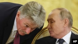 ARCHIVO - El presidente ruso, Vladimir Putin, a la derecha, habla con el portavoz del Kremlin, Dmitry Peskov, en el Kremlin en Moscú, Rusia, el martes 8 de octubre de 2024. (Sergei Ilnitsky/Pool Photo via AP)