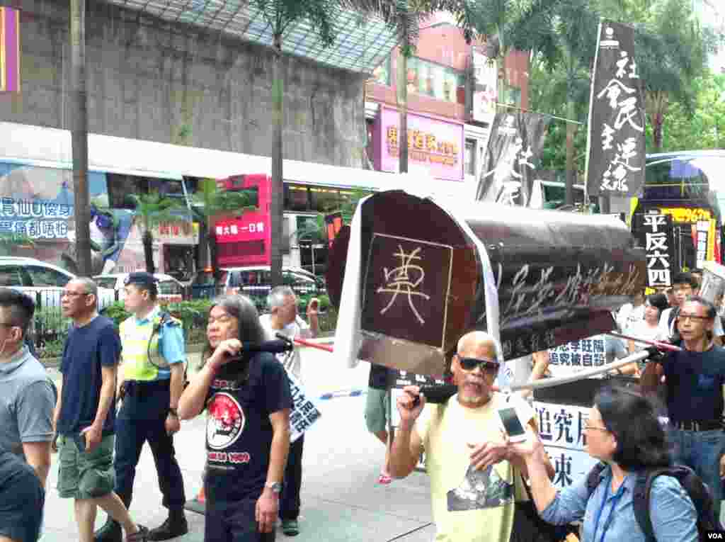 香港支联会举行年度爱国民主大游行(美国之音海彦拍摄)