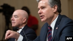 El secretario de DHS, Alejandro Mayorkas, observa mientras el director del FBI, Christopher Wray, testifica ante la audiencia del Comité de Seguridad Nacional de la Cámara de Representantes sobre las "amenazas mundiales a la patria" en Washington, DC, el 15 de noviembre de 2023.
