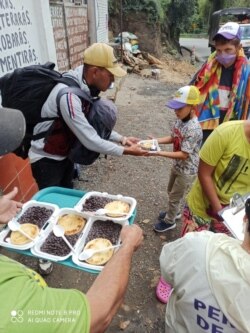 Organizaciones No Gubernamentales Como Red Humanitaria brindan apoyo a los migrantes en medio de sus travesías. Foto cortesía Red Humanitaria.