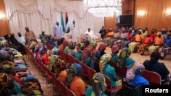 Rencontre entre le président nigérian Mohammed Buhari et les filles de Chibok, à Abuja, au Nigeria, le 7 mai 2017.