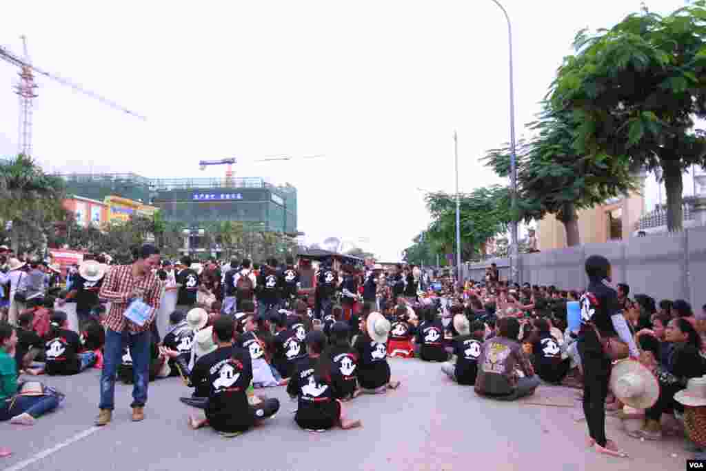 ក្រុមអ្នកតវ៉ាមកពីសហគមន៍ ដែលមានជម្លោះដីធ្លីប្រមាណ១០០០នាក់ នៅក្នុងរាជធានីភ្នំពេញ បានហែញតិ្តទៅដាក់រដ្ឋសភាជាតិ ក្នុងឱកាសទិវាលំនៅដ្ឋានពិភពលោកខួបលើកទី៣០ កាលពីថ្ងៃទី៥ ខែតុលា ឆ្នាំ២០១៥។ (ឡេង ឡែន/VOA)
