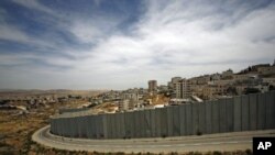 Une section, près de Jérusalem, de la muraille de sécurité érigée par Israël, le 9 juillet 2012.