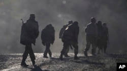 Terntara Armenia berjalan di wilayah perbatasan Nagorno-Karabakh and Armenia, pada 8 November 2020. Nagorno-Karabakh merupakan wilayah yang diperbeutkan oleh Armenia dan Azerbaijan. (Foto: AP)