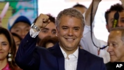 El presidente electo de Colombia, Iván Duque, celebra su victoria tras el balotaje el 17 de junio de 2018, en Bogotá.