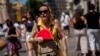 Во месечниот извештај за климата на агенцијата, шефот за информации, Карин Глисон, рече дека податоците на НОАА покажуваат дека јули во 2024 година бил три стотинки Целзиусови степени потопло од јули 2023 година. 