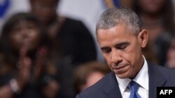 Prezident Barak Obama Dallasda halok bo'lgan politsiyachilar sharafiga o'tkazilgan xotira kechasida. Dallas, Texas, 12-iyul, 2016-yil.